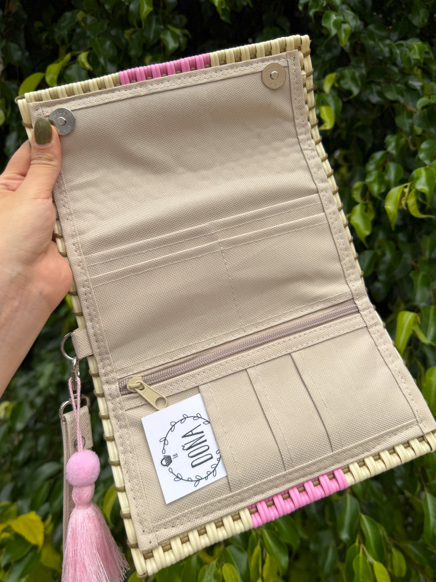 Cartera con broches