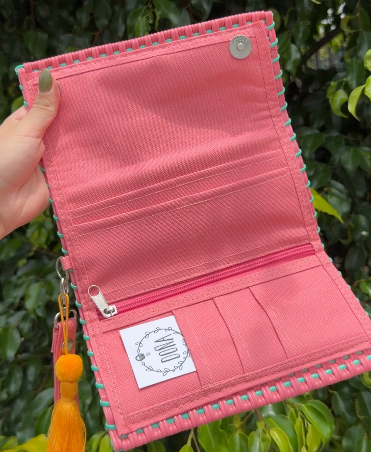 Cartera con broches