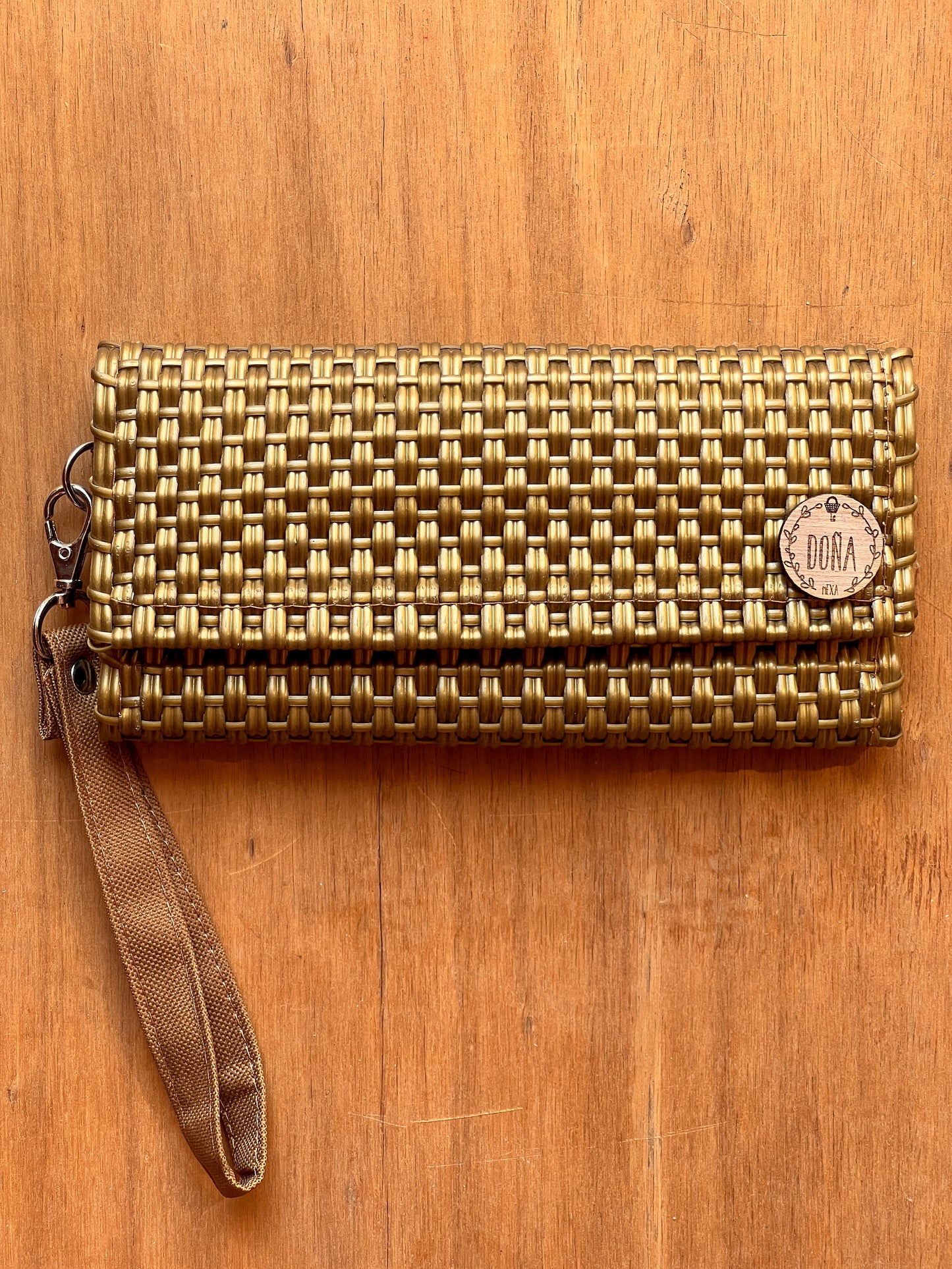 Cartera con broches golden✨