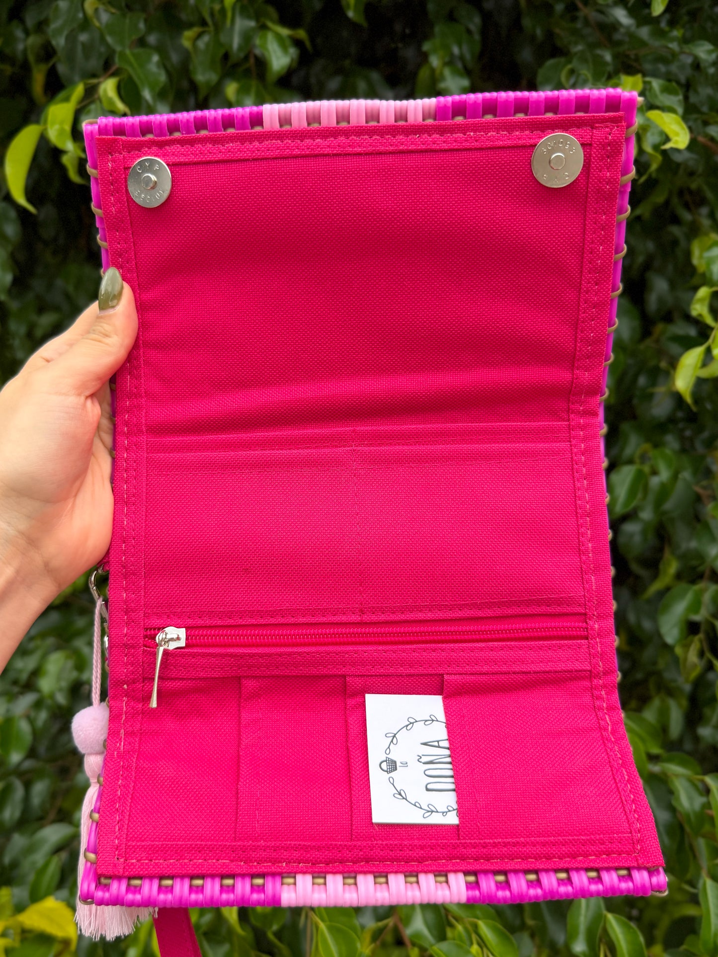 Cartera con broches