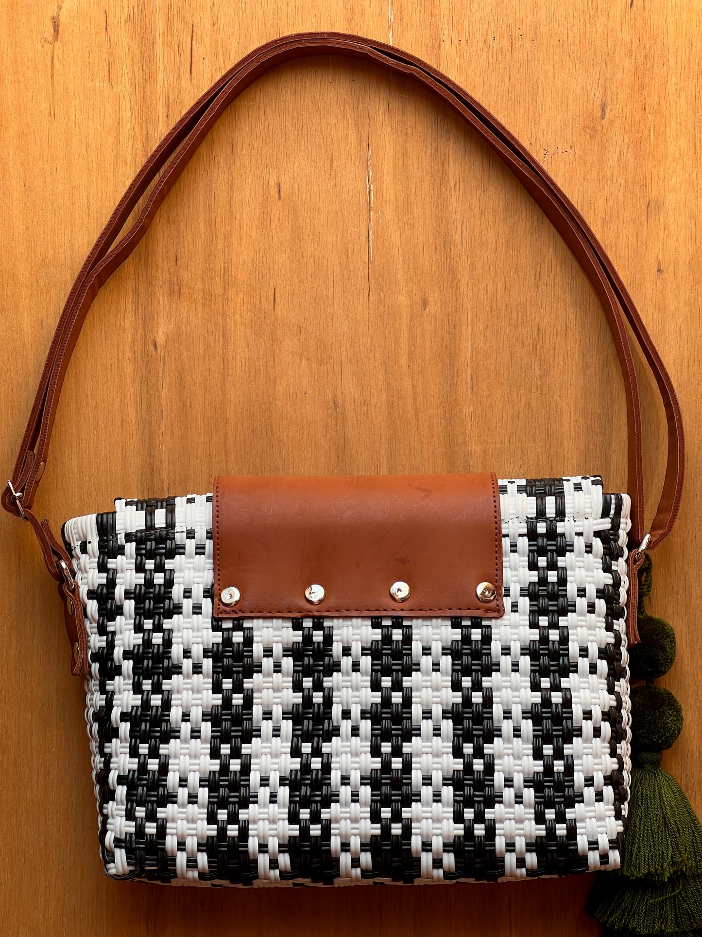 Crossbody black and white🖤